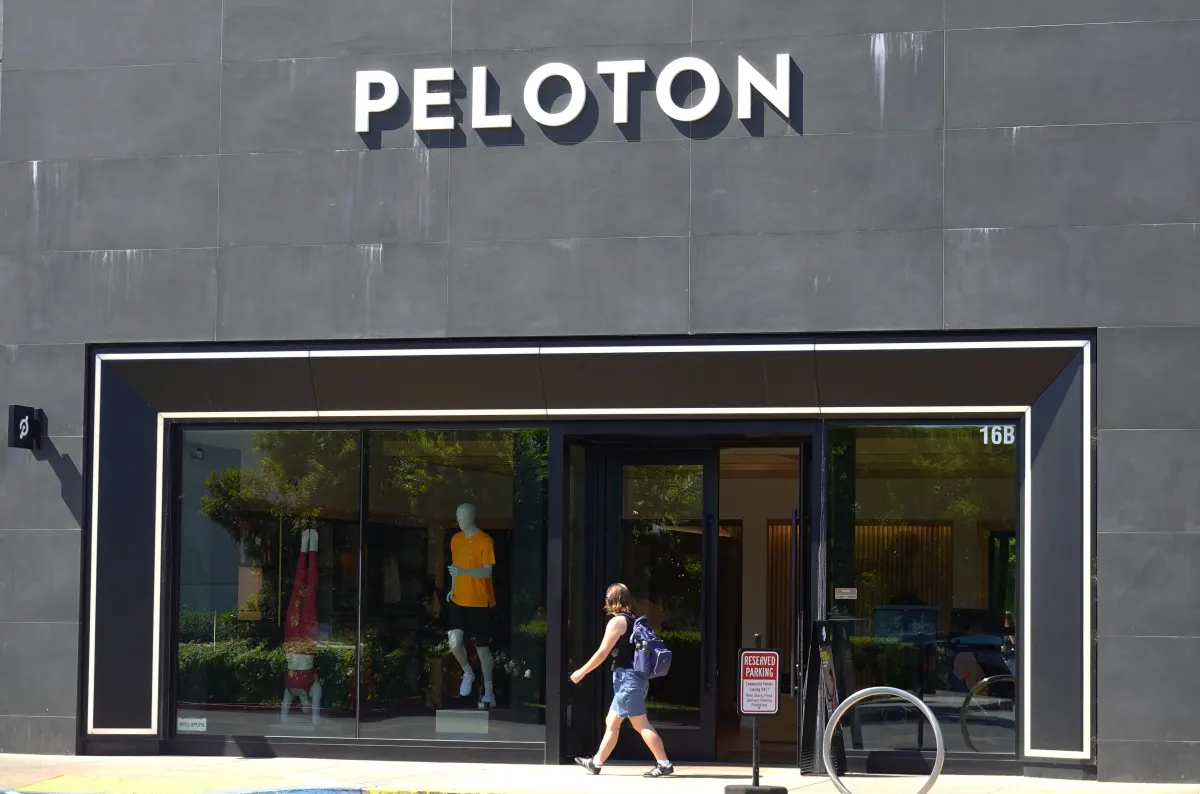 Peloton đạt lợi nhuận ròng đầu năm, cổ phiếu giảm