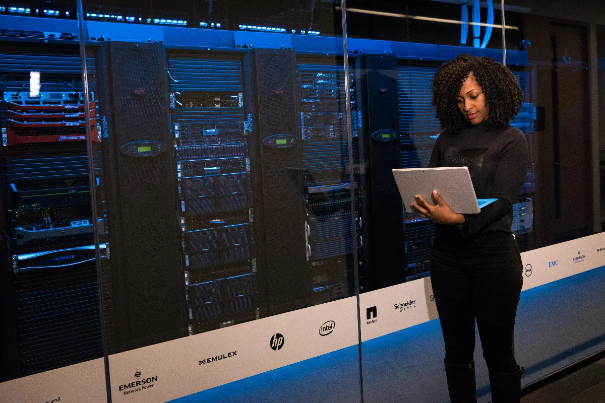 Dell và HPE lập kỷ lục AI: Vì sao cổ phiếu rẽ đôi ngả?