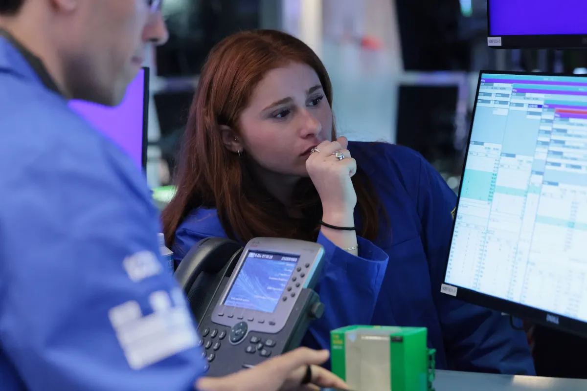 S&P 500, Nasdaq tăng, Dow giảm nhẹ do dữ liệu lạm phát mềm