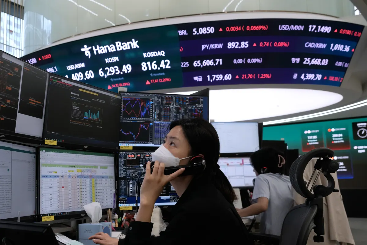 Chứng khoán châu Á tăng theo Wall Street, giá dầu leo dốc