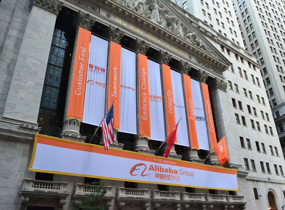Cổ phiếu Alibaba giảm: Lãnh đạo mua vào 10 tỷ USD vốn AI