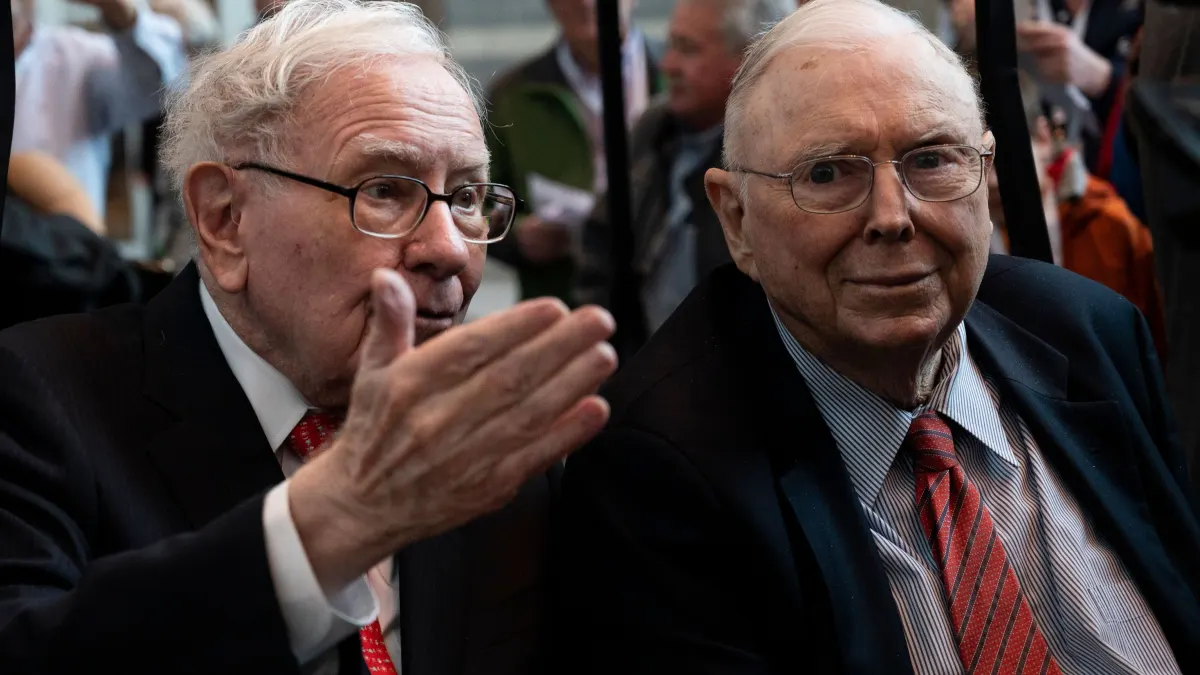 Charlie Munger: Cảnh giác với 'chuyên gia' tài chính mạng