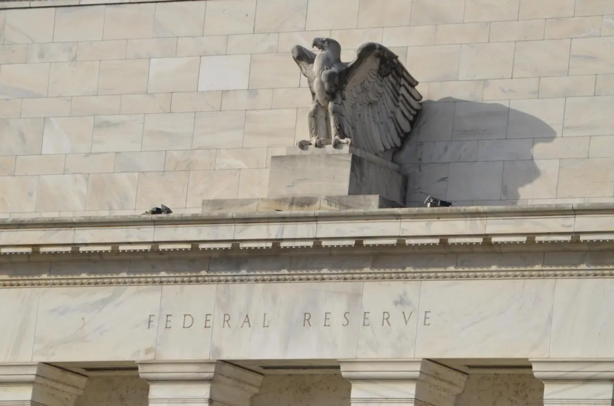 Trader Bitcoin giảm phòng vệ trước cuộc họp Fed