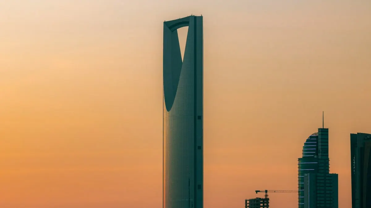 Saudi Arabia giảm mạnh giá dầu khi eo biển Hormuz mở lại