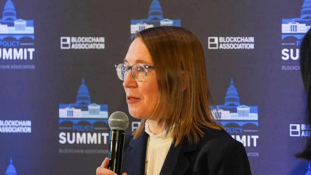 SEC: Ủy viên Hester Peirce rời, tin crypto nóng