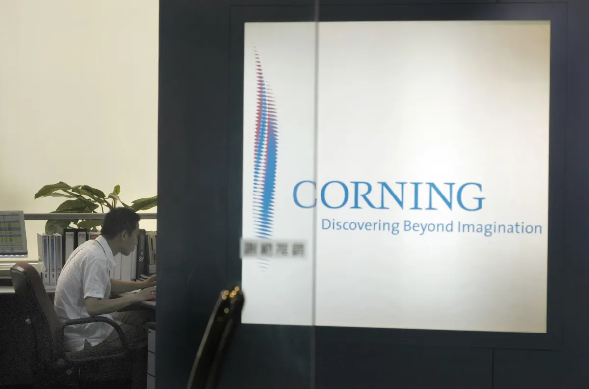 Corning giảm 16% sau báo cáo, nhóm cổ phiếu quang lao dốc