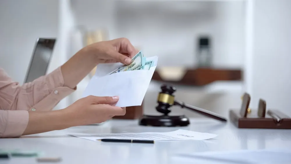 Phụ Nữ 63 tuổi ly hôn sau 35 năm, nhận 700.000 USD hưu trí