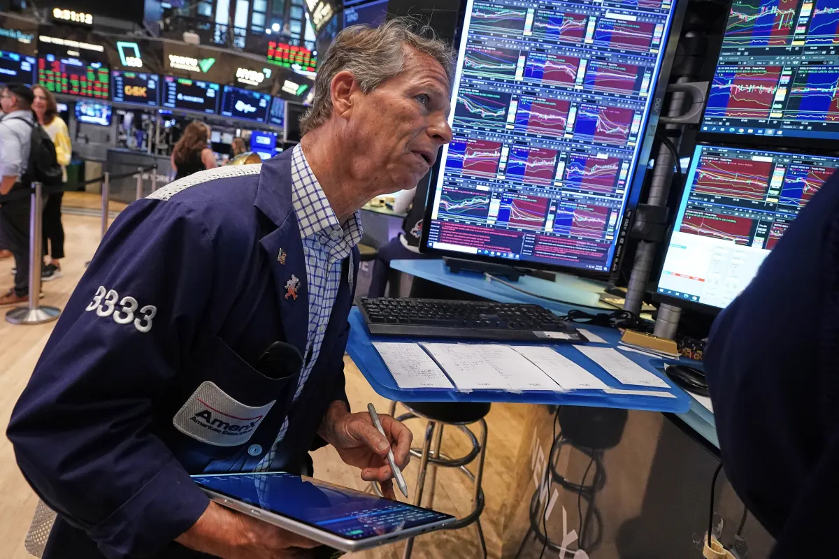 Dow Jones lập kỷ lục mới, cổ phiếu AI kìm hãm đà tăng
