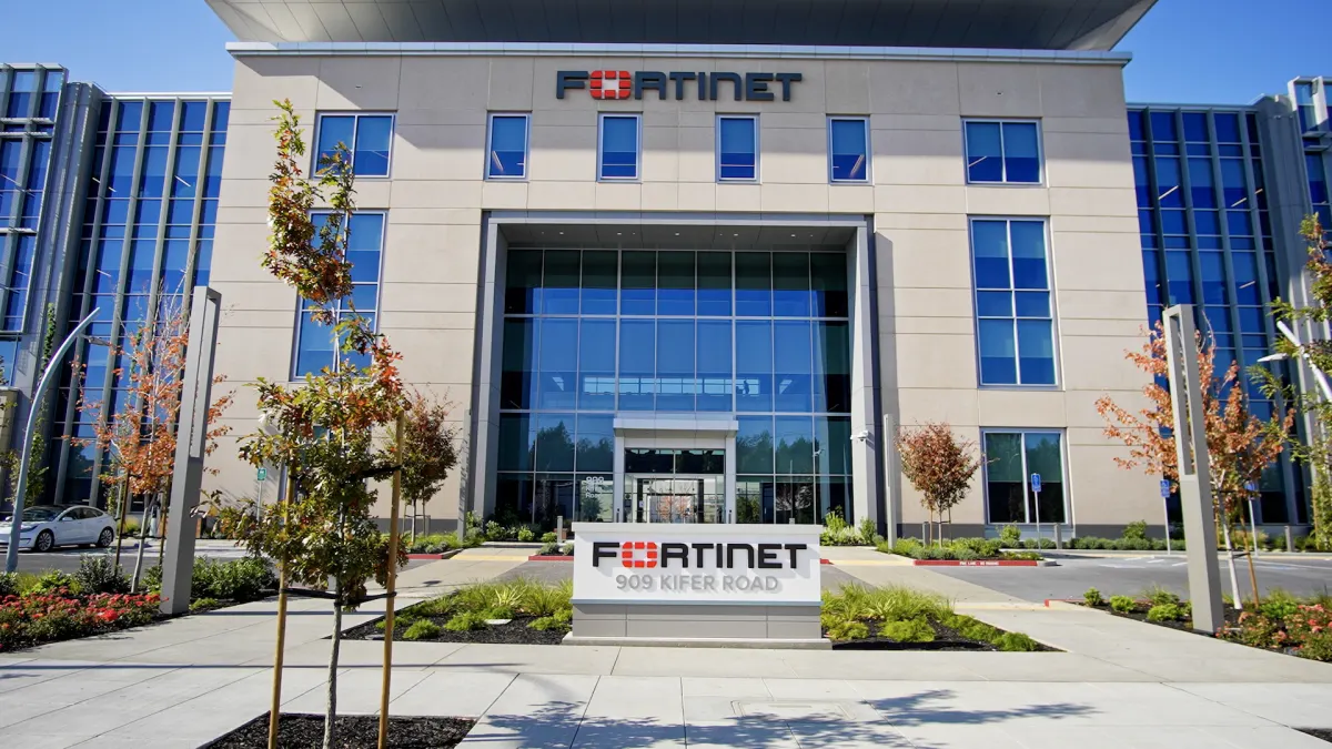 Cổ phiếu Fortinet (FTNT) tăng mục tiêu giá nhờ AI và SASE