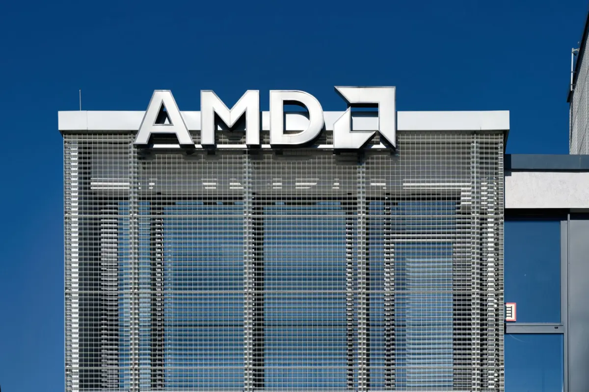 AMD đạt doanh thu kỷ lục, cổ phiếu vẫn lao dốc