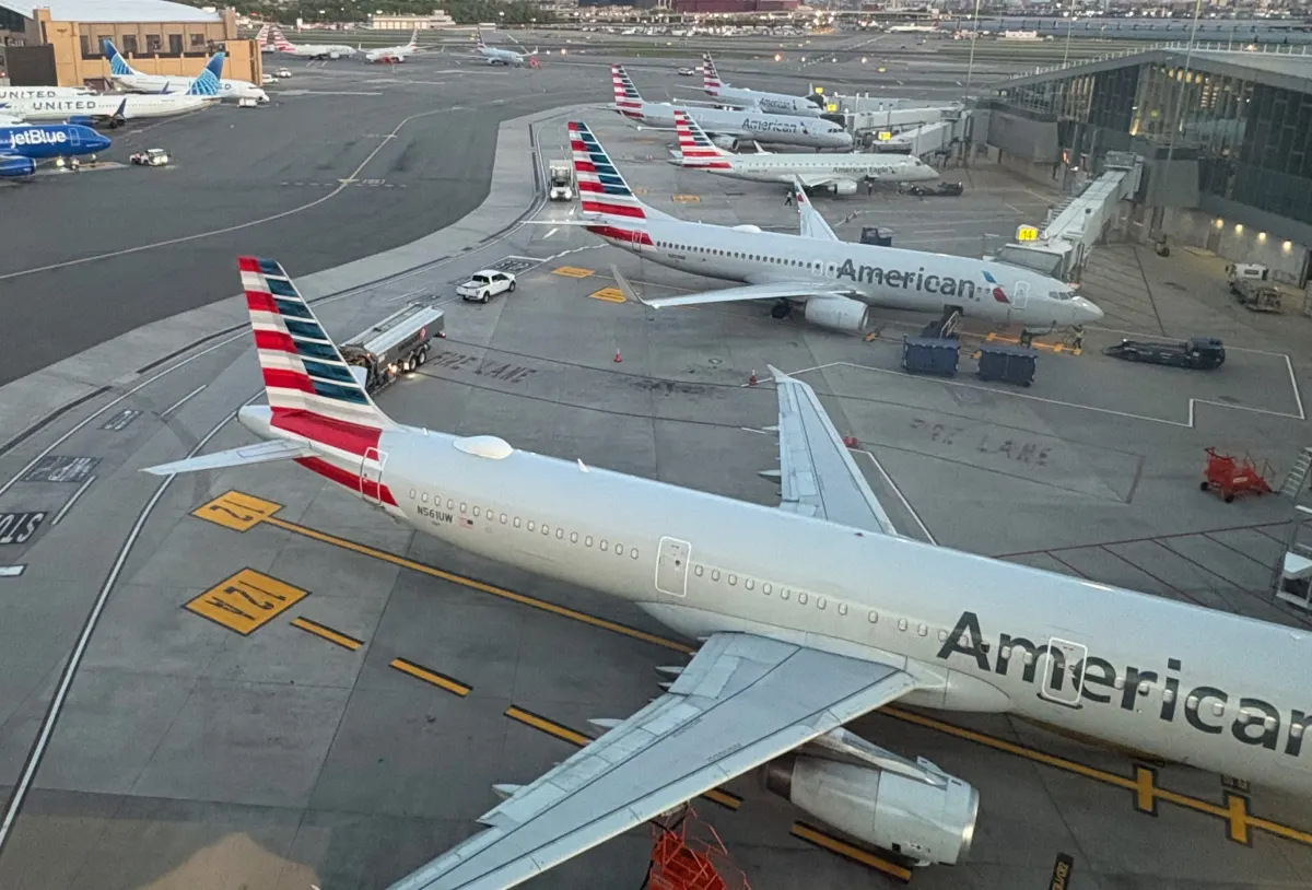 Cổ phiếu American Airlines sụt 8% do giá nhiên liệu tăng, dự báo lợi nhuận 2026 giảm