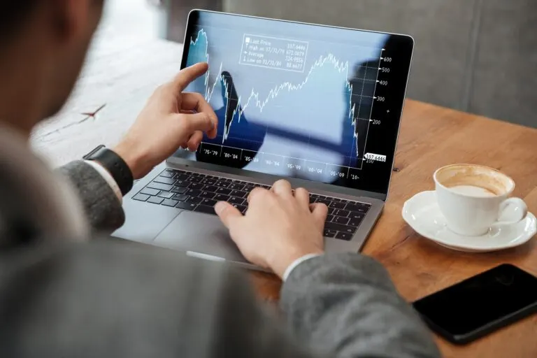 Oracle (ORCL): Đủ cầu AI, liệu đủ vốn xây hạ tầng?