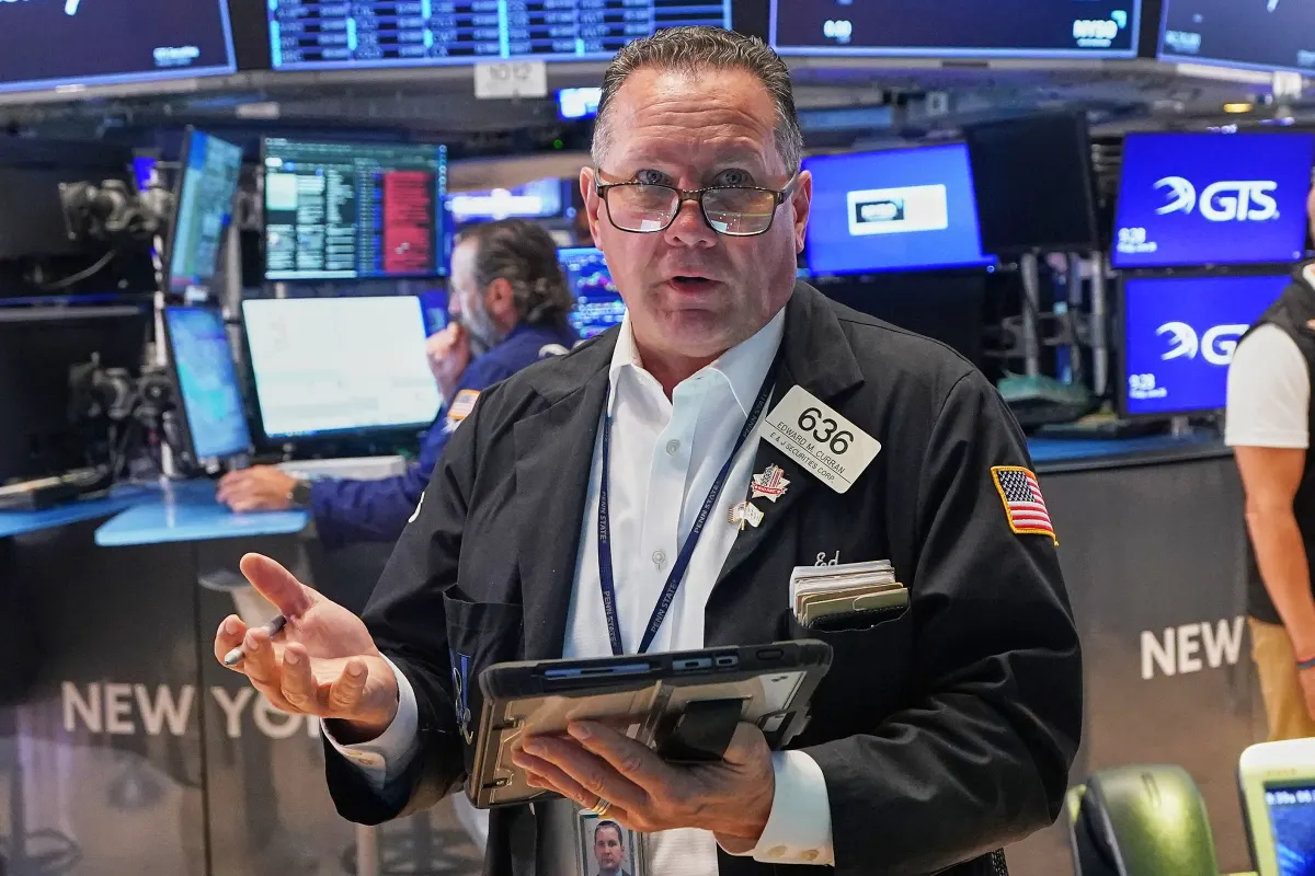 Wall Street trái chiều: Cổ phiếu AI kéo giảm đà tăng