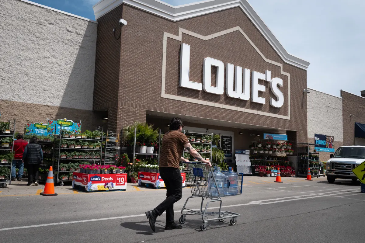 Lowe's thận trọng khi CEO cảnh báo áp lực chi tiêu DIY