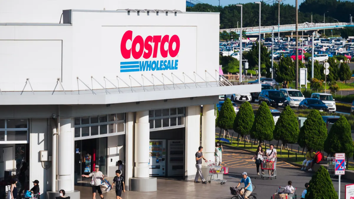 Công nhân Costco kiếm $33/giờ, trở thành triệu phú
