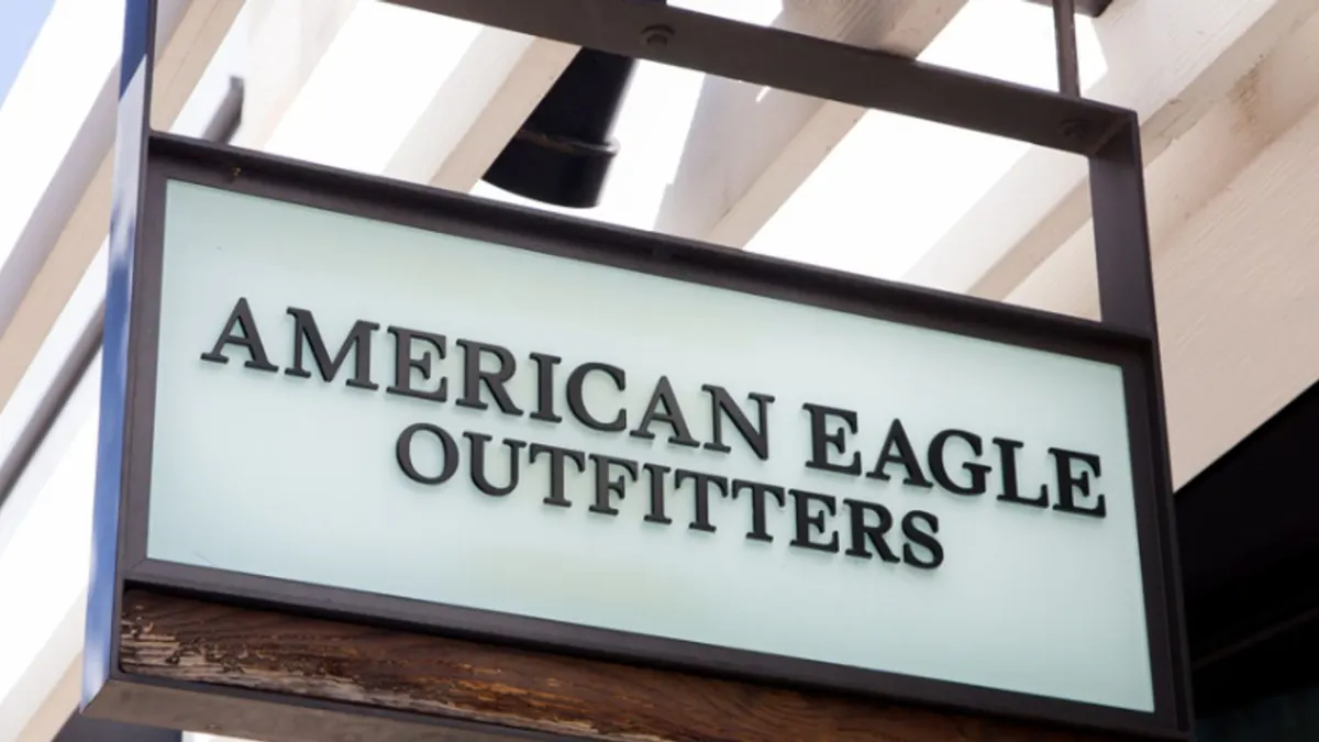 Cổ phiếu American Eagle giảm 16% do áp lực thương hiệu lõi