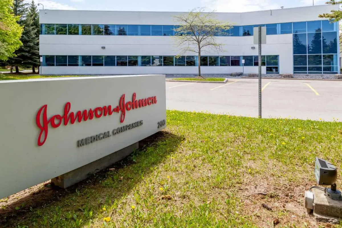 Cổ phiếu JNJ tăng mạnh: Quyền chọn bán biến động lạ