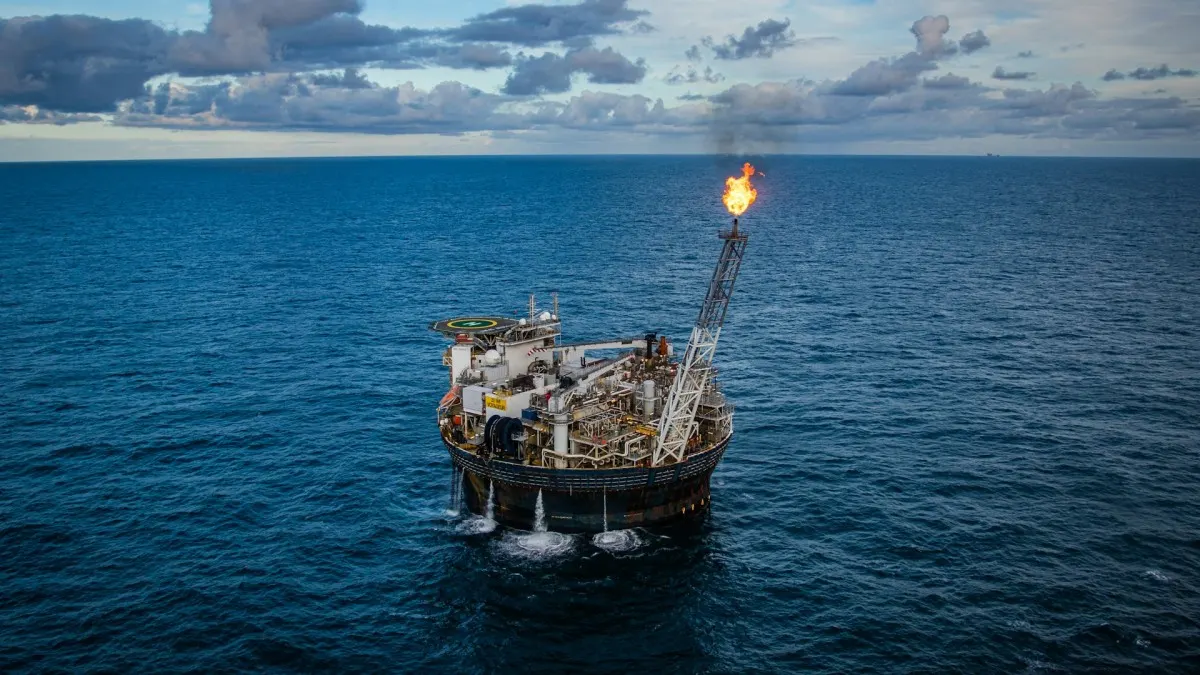 Shell, ExxonMobil rót tỷ USD vào dầu khí Nigeria