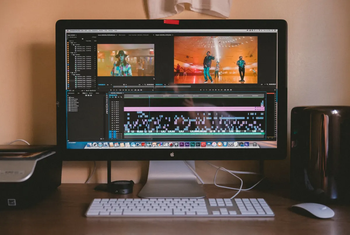Adobe (ADBE) bị hạ khuyến nghị xuống Giữ do lo ngại AI