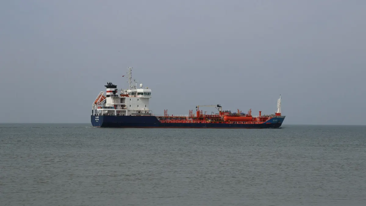 Giá Dầu Giảm: Dòng Chảy Dầu Eo Biển Hormuz Vượt Mức Trước Chiến Tranh
