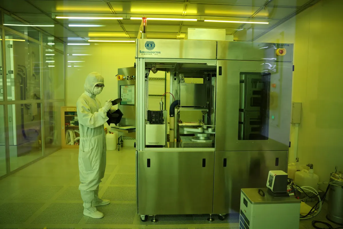 Cổ phiếu chip bị bán tháo, SpaceX gia nhập Nasdaq-100