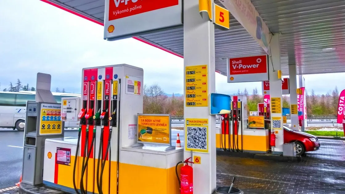 Dầu vượt 100 USD/barrel, giá xăng dầu Mỹ đạt kỷ lục mới