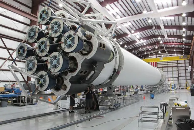 SpaceX vượt doanh thu, cổ phiếu giảm vì chi tiêu AI