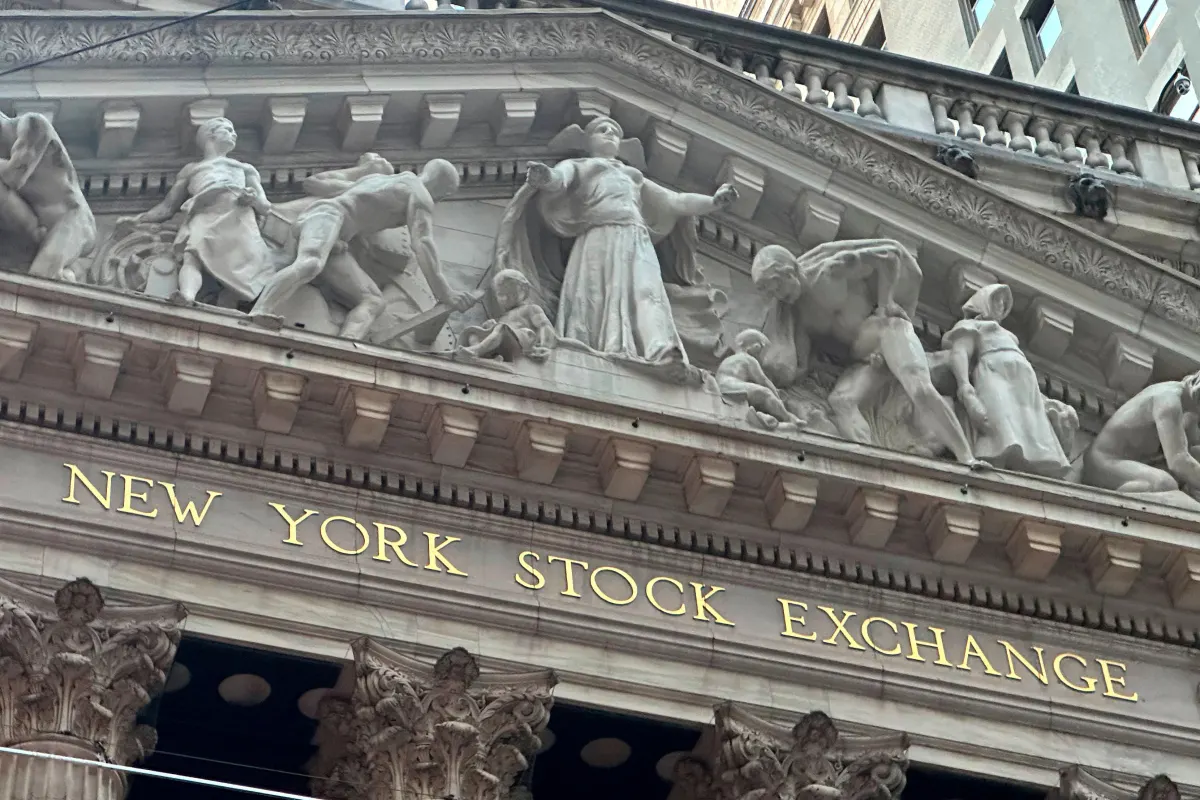 S&P 500, Nasdaq phá kỷ lục nhờ AI, Apple tăng mạnh