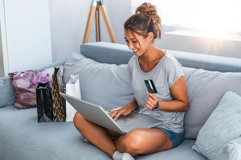 eBay vs Macy's: Cổ phiếu bán lẻ nào đáng mua năm 2026?