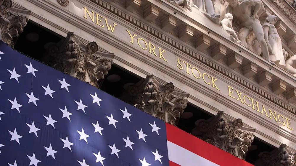 Nasdaq giảm, bán lẻ yếu; Thuế quan Trump nâng cổ phiếu phòng