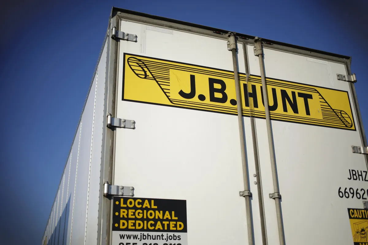 Cổ phiếu J.B. Hunt lao dốc: Lợi nhuận quý 3 dự kiến giảm