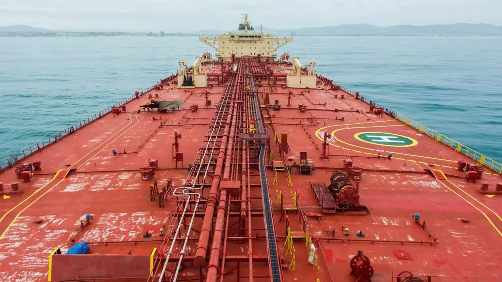 Căng thẳng eo biển Hormuz leo thang do tàu dầu bị tấn công