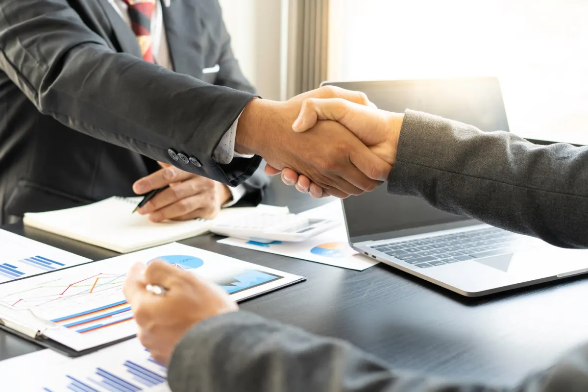 Cổ phiếu cổ tức 5.8% của Enbridge: 3 thương vụ lớn, nhà đầu tư nên lo hay vui?
