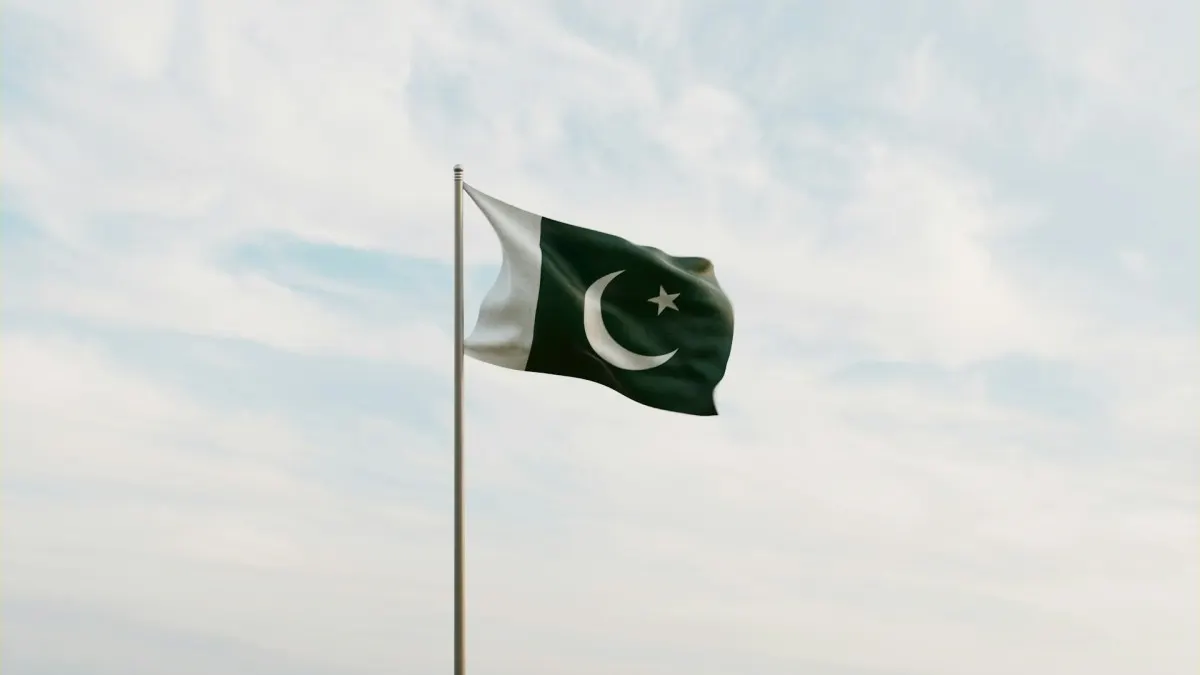 Pakistan tìm dầu thay thế khi rủi ro Hormuz, Biển Đỏ