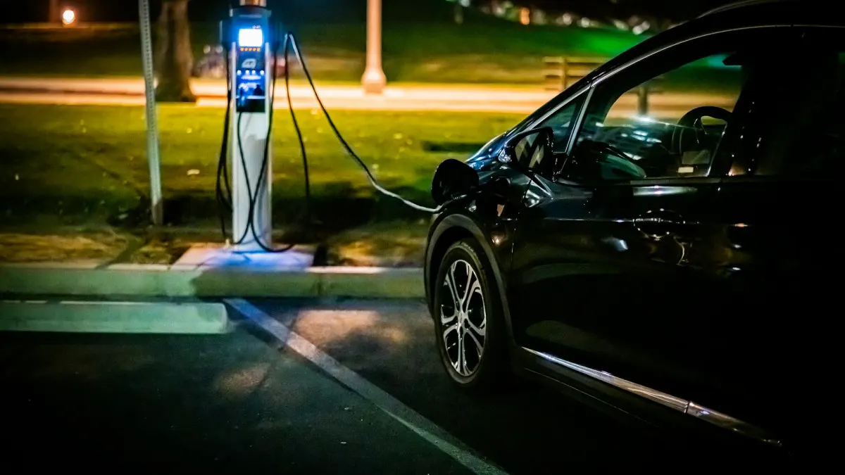 5 Cổ phiếu Đón Lợi Khi Giá Dầu Đạt $100 Đẩy Người Lái Sang Xe Điện