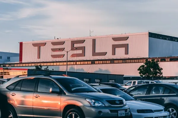 Tesla (TSLA): Cổ phiếu QQQ hàng đầu đầu tư 2026