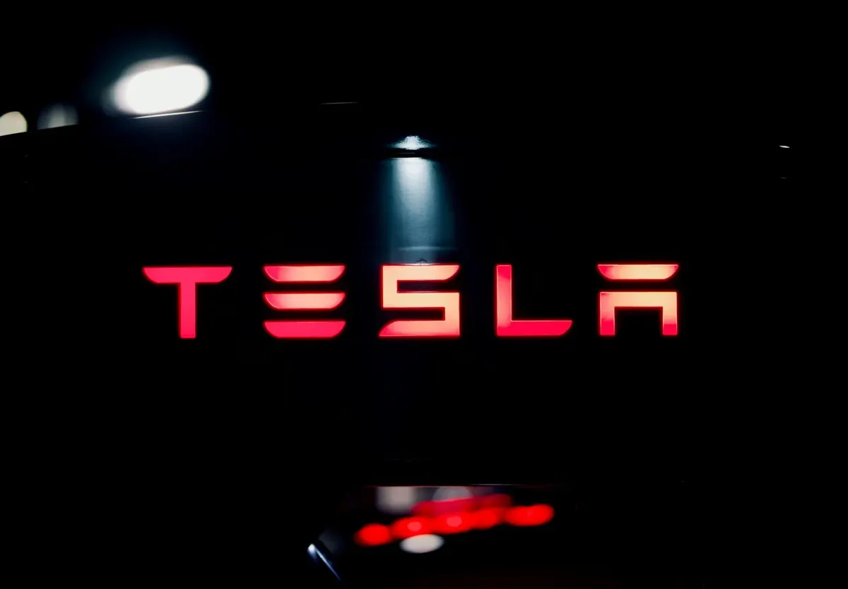Tesla giữ Bitcoin trong quỹ, lỗ giảm giá 112 triệu USD
