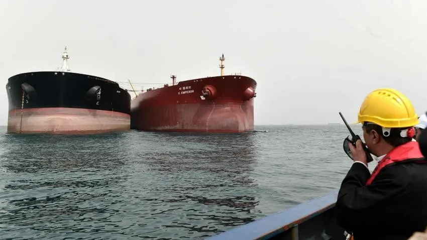 Giá dầu giảm mạnh khi eo biển Hormuz dần được khơi thông