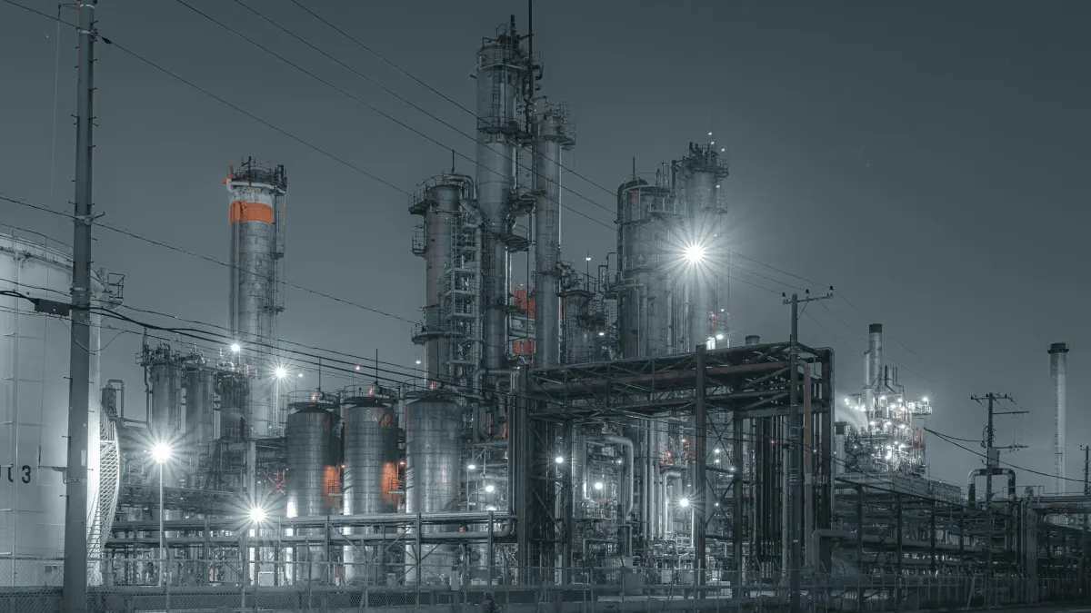 Ukraine tấn công nhà máy lọc dầu Volgograd của Lukoil