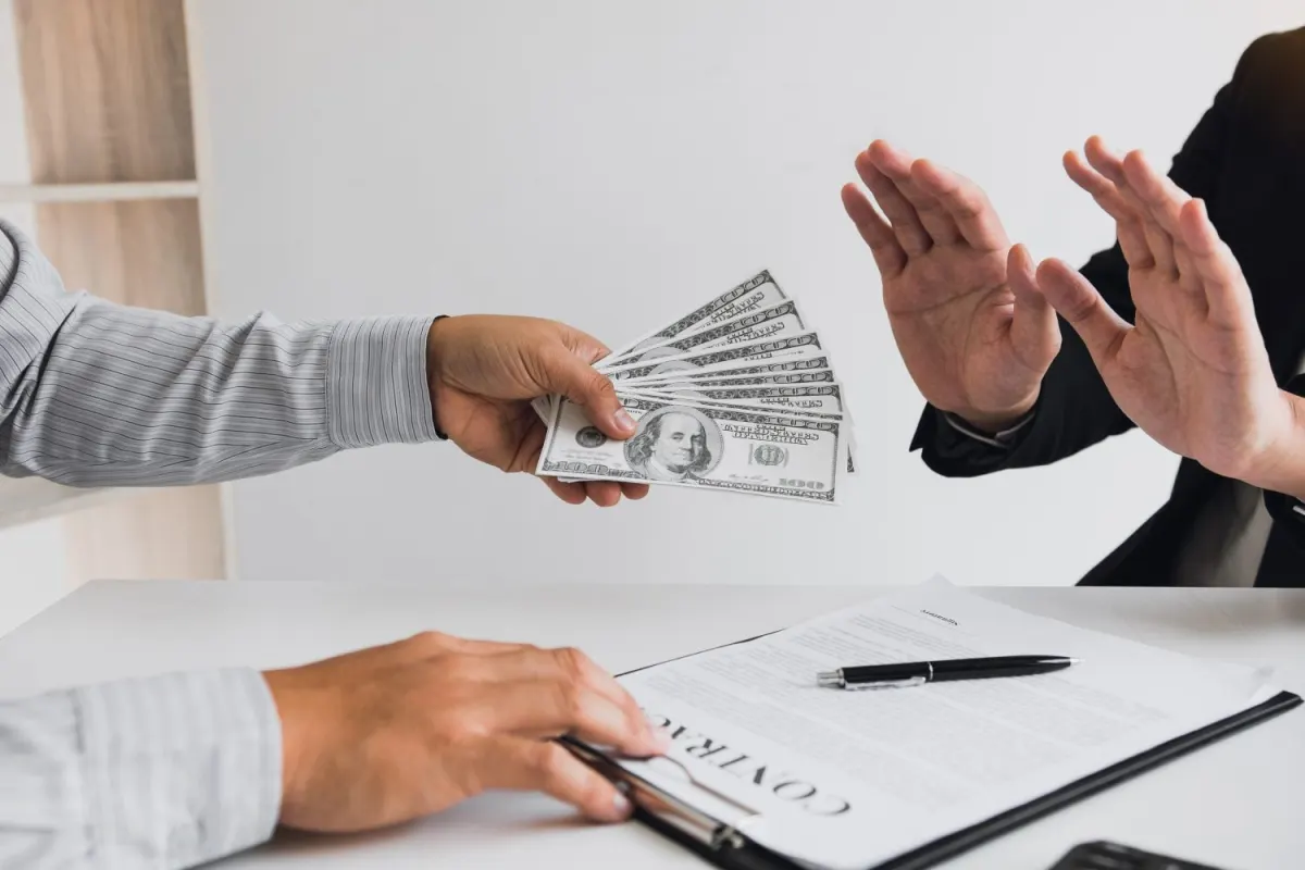 Người về hưu từ chối séc cổ tức 100.000 USD