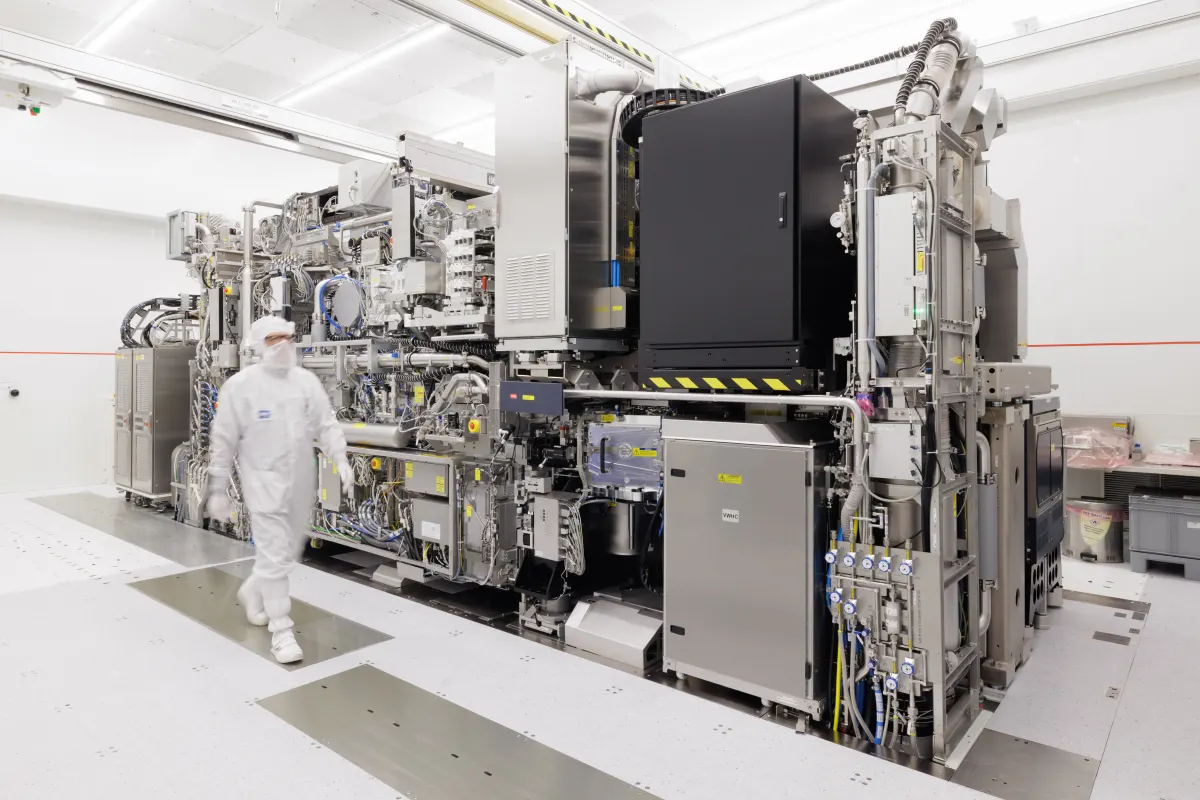 Cổ phiếu ASML bật lên 3% nhờ đơn đặt hàng mạnh cho thiết bị chip tiên tiến