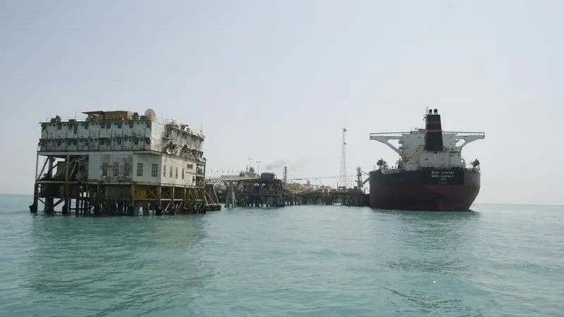 Rủi ro eo biển Hormuz: Chênh lệch giá dầu vọt lên 40 USD
