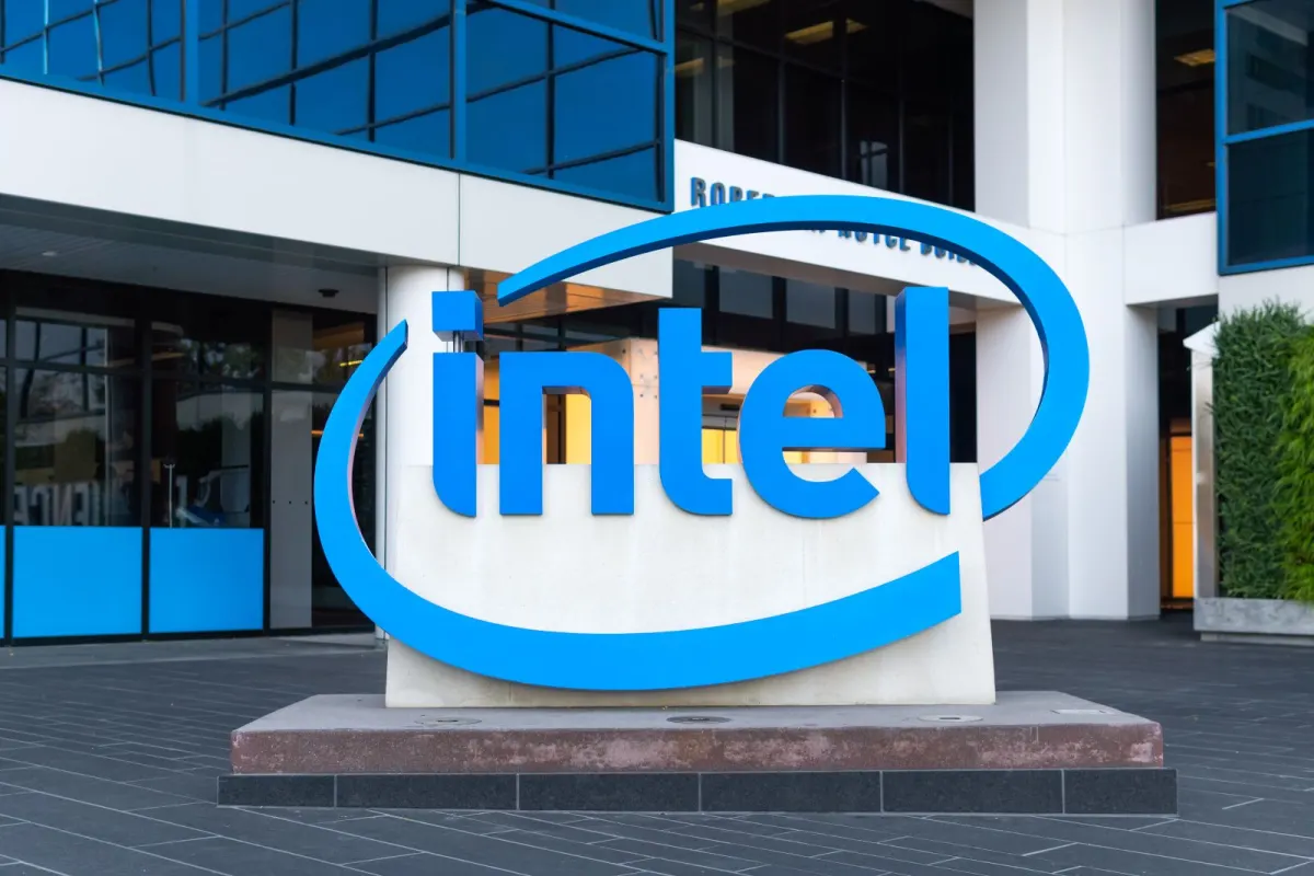 Nancy Pelosi Mua Cổ Phiếu Intel (INTC): Nhà Đầu Tư Có Nên Theo?
