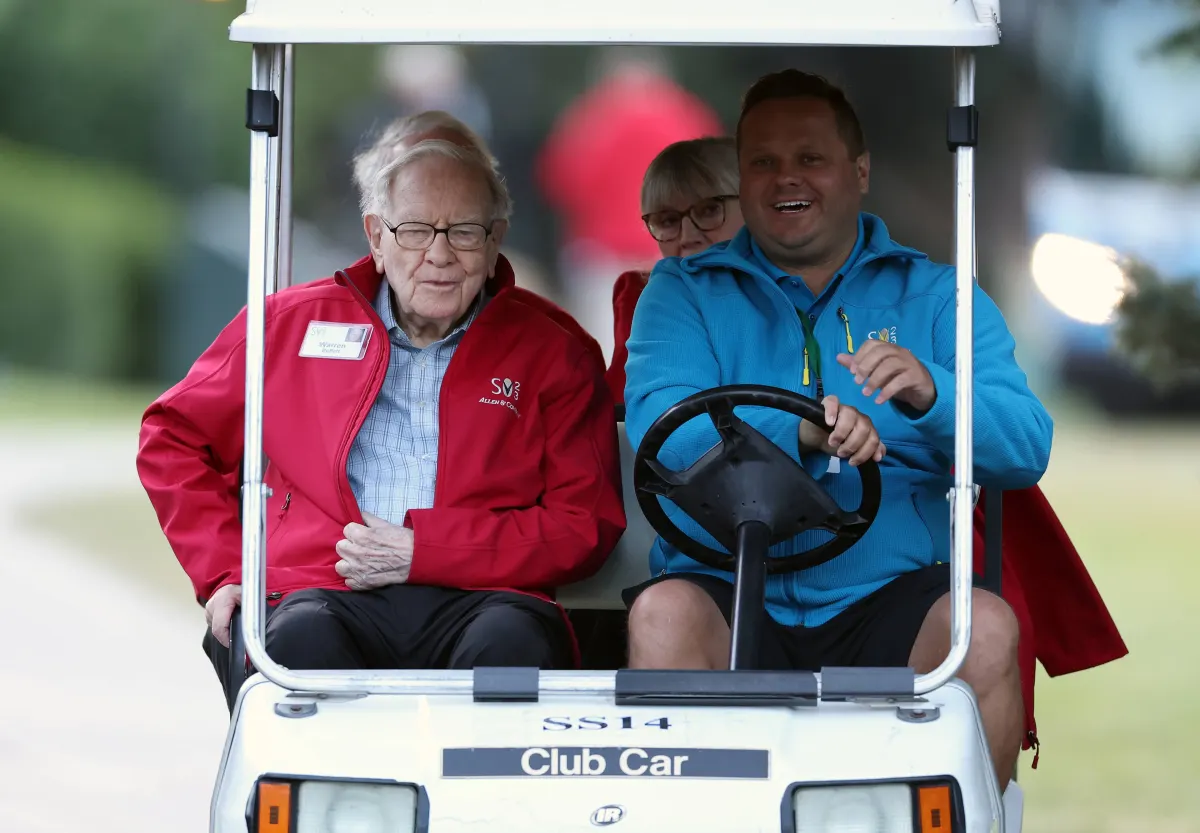 Warren Buffett đánh giá Warsh của Fed chỉ 2 từ