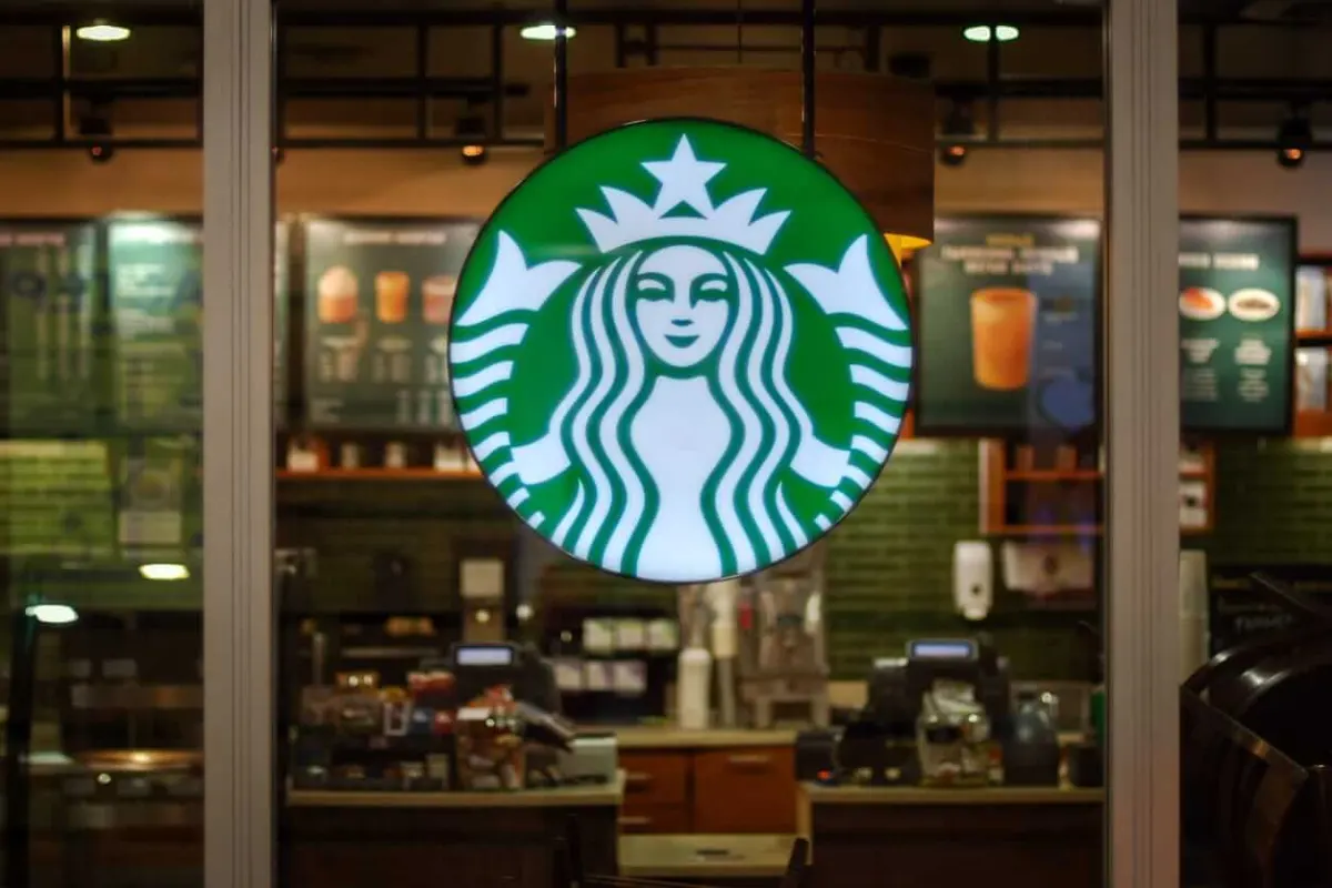 Starbucks triển khai AI, ảnh hưởng tới cổ phiếu SBUX