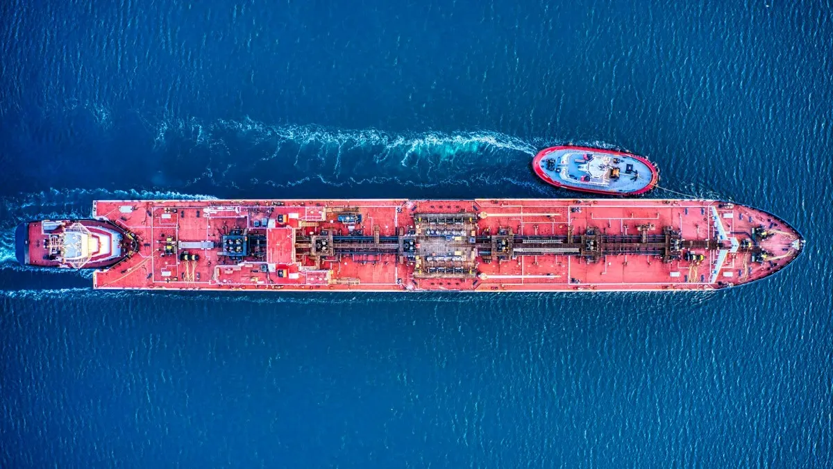 Tanker quay đầu tại eo biển Hormuz khi Iran siết chặt kiểm soát