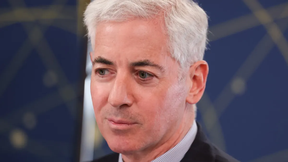 Quỹ $5 tỷ của Bill Ackman giao dịch 20% dưới NAV khi S&P 500 tăng vọt