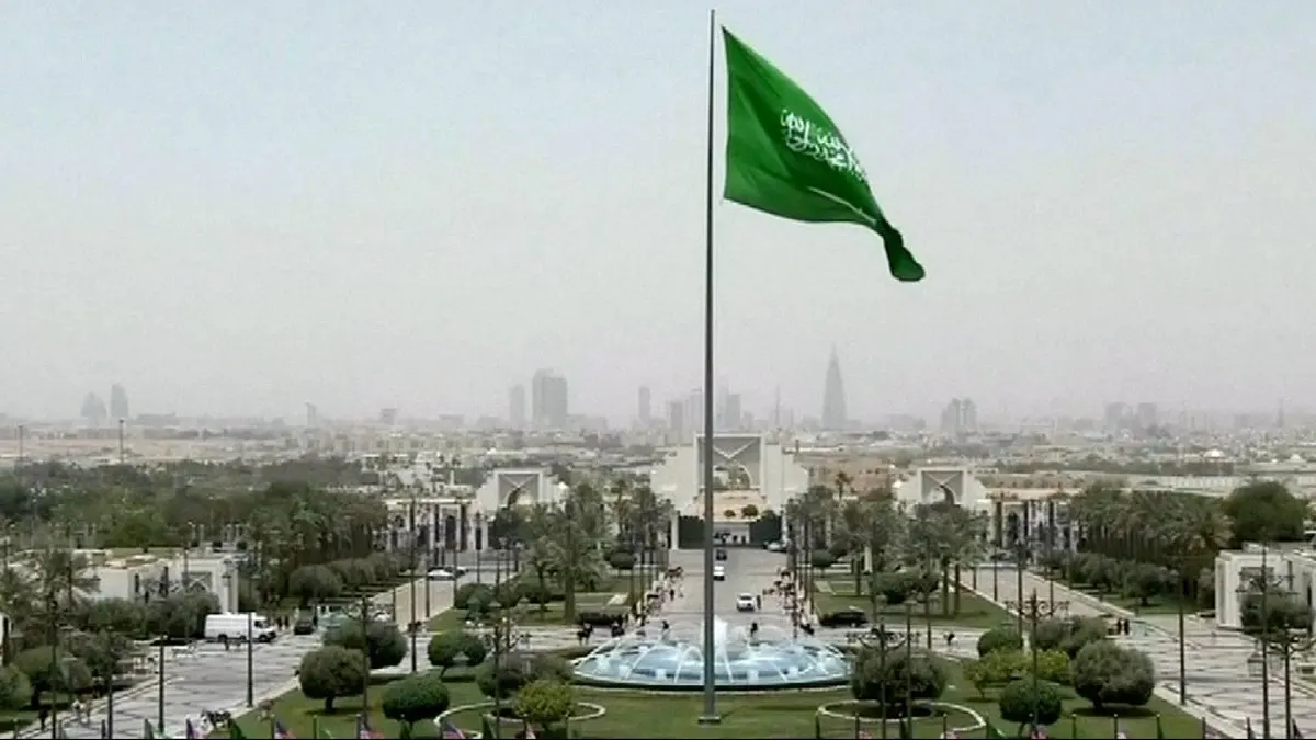 Giá dầu Brent giảm dưới 105 USD khi Saudi chuyển hướng xuất khẩu