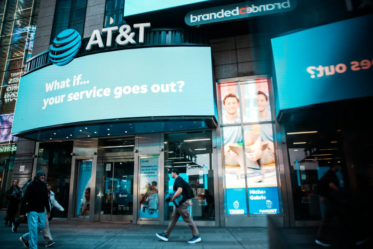 AT&T hưởng lợi lớn khi đối thủ Dish nộp đơn phá sản