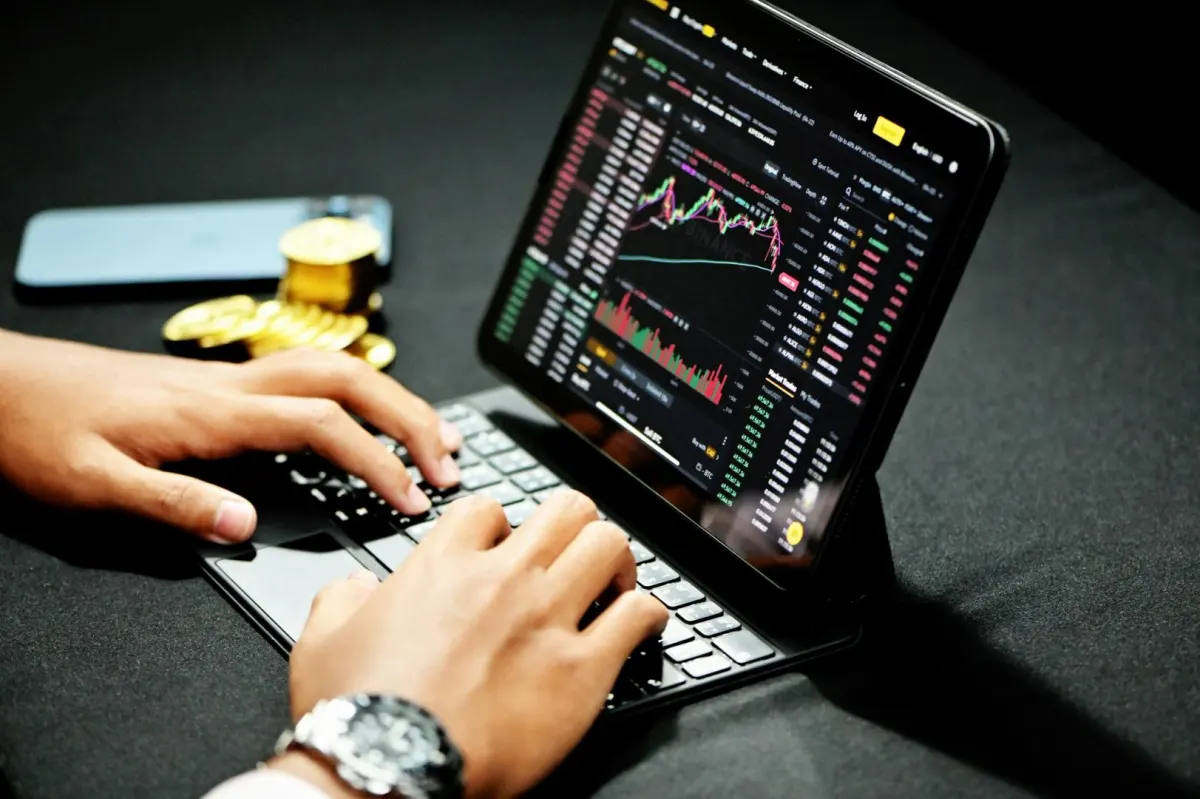 Ether, Solana giảm mạnh do áp lực bán Bitcoin từ Strategy